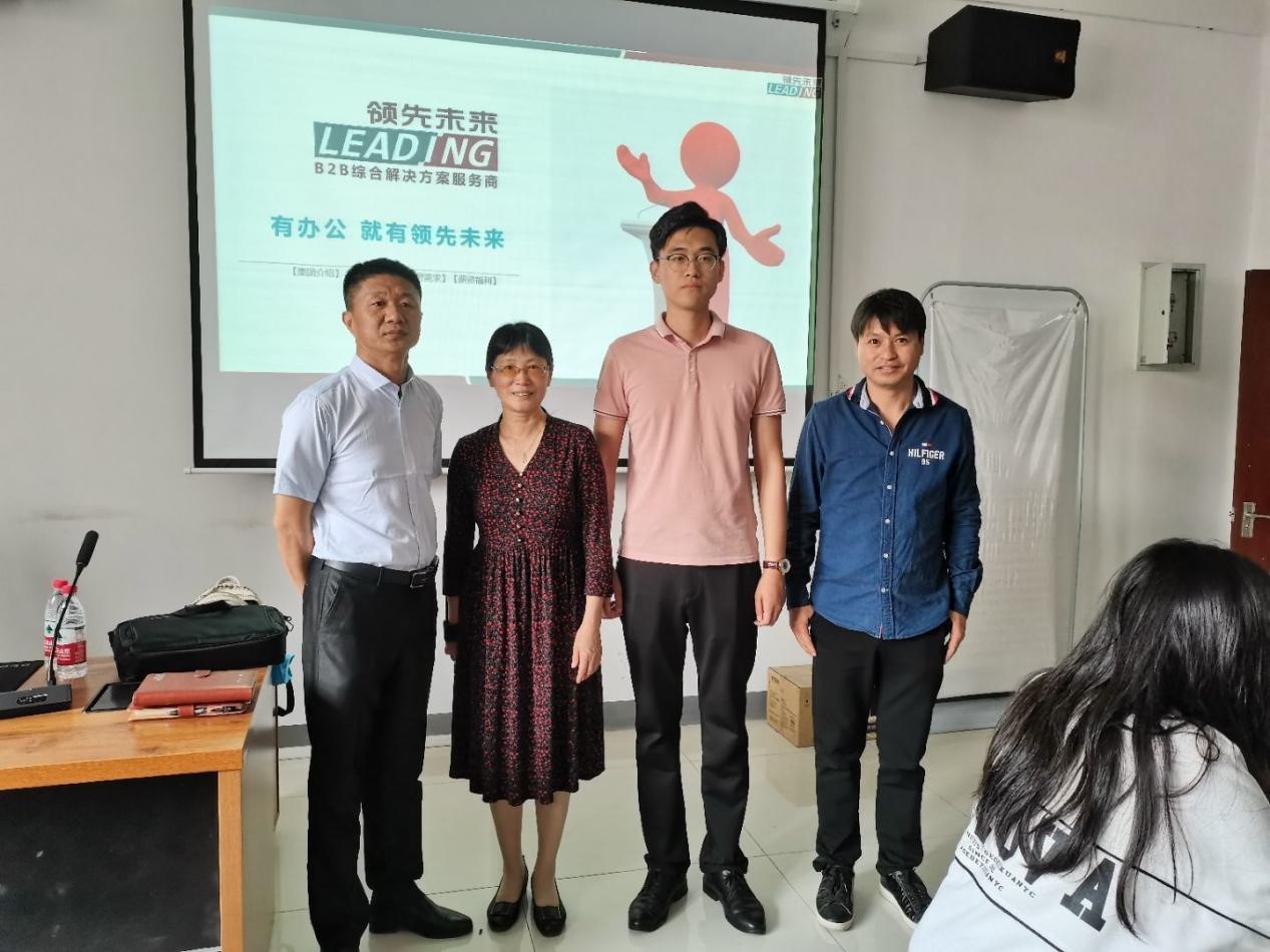 杨帆1.jpg 杨帆1.jpg